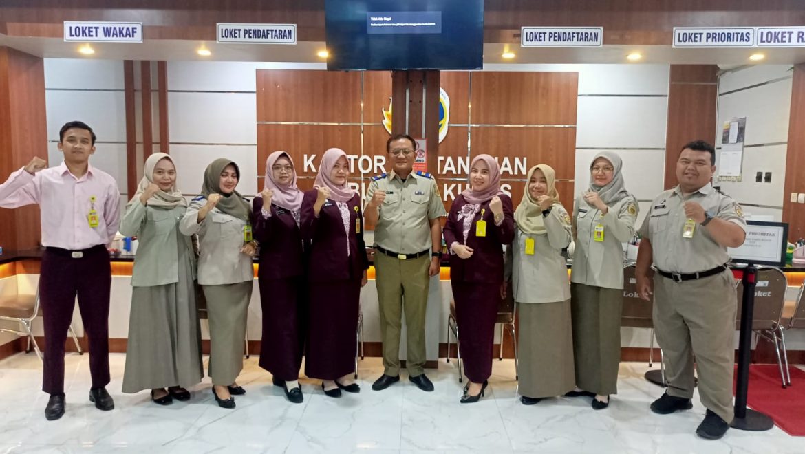 Perkuat Kualitas Pelayanan, Kantor Pertanahan Kabupaten Kudus Manager Loket Laksanakan Briefing Pagi Petugas Front Office