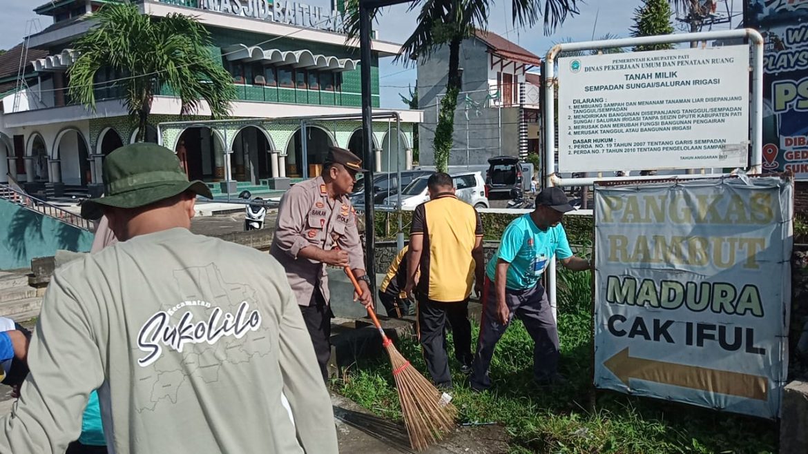 Menjalani Ramadan, Polisi dan Warga Kompak Bersihkan Masjid Lewat Gerakan Indonesia ASRI di Sukolilo