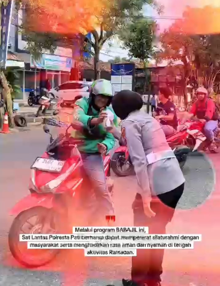 Satlantas Polresta Pati Bagikan Takjil, Anggota Ur BPKB Ikut Serta ‎
