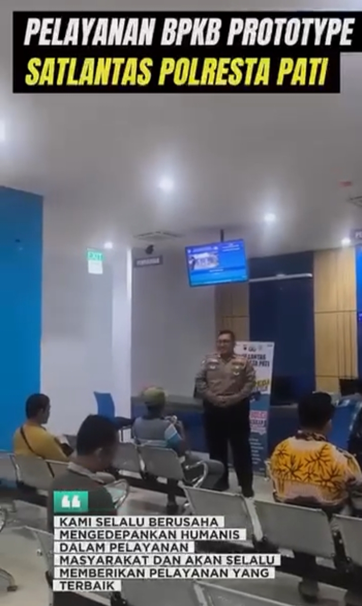 Pelayanan  Humanis  dikantor BPKB Polresta Pati Kepada Pemohon saat Memberikan Snack