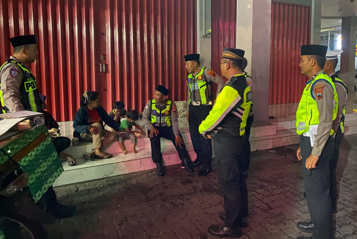 RAMADHAN 1447 H, SATLANTAS POLRESTA PATI AJAK MASYARAKAT SAHUR ON THE ROAD