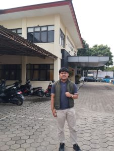 GMPB Desak Kejari Kabupaten Bogor Usut Tuntas Dugaan Korupsi RSUD Parung hingga Aktor Intelektual Bogor Sabtu, 25 Juli 2026– Gerakan Mahasiswa dan Pemuda Bogor (GMPB) mengapresiasi langkah Kejaksaan Negeri Kabupaten Bogor yang telah menetapkan seorang anggota Unit Kerja Pengadaan Barang/Jasa (UKPBJ) berinisial B.A.P sebagai tersangka dalam perkara dugaan tindak pidana korupsi pembangunan RSUD Parung. Ketua GMPB, M. Ikbal, menyampaikan bahwa penetapan tersangka merupakan langkah awal yang patut diapresiasi dalam upaya penegakan hukum dan pemberantasan korupsi di Kabupaten Bogor. Namun demikian, GMPB menegaskan agar proses hukum tidak berhenti pada satu pihak saja, melainkan terus dikembangkan hingga mengungkap seluruh pihak yang diduga bertanggung jawab, termasuk apabila terdapat aktor intelektual yang mengendalikan atau berperan dalam terjadinya dugaan tindak pidana tersebut. "GMPB mendorong Kejaksaan Negeri Kabupaten Bogor untuk mengusut perkara ini secara profesional, transparan, dan menyeluruh. Jangan sampai proses hukum berhenti pada satu tersangka apabila masih terdapat pihak lain yang memiliki peran dalam dugaan korupsi ini," tegas M. Ikbal. Menurut GMPB, penanganan perkara korupsi harus dilakukan secara objektif, berdasarkan alat bukti yang sah, serta tidak pandang bulu terhadap siapa pun yang diduga terlibat. Langkah tersebut dinilai penting untuk menjaga integritas aparat penegak hukum sekaligus memperkuat kepercayaan publik terhadap proses penegakan hukum. GMPB berharap Kejaksaan Negeri Kabupaten Bogor terus mengedepankan prinsip transparansi dan akuntabilitas dalam setiap tahapan penyidikan sehingga seluruh pihak yang bertanggung jawab dapat diungkap berdasarkan alat bukti yang cukup. Melalui rilis ini, GMPB menyatakan dukungan penuh terhadap proses hukum yang sedang berjalan dan berharap perkara dugaan korupsi pembangunan RSUD Parung dapat diusut secara tuntas hingga seluruh pihak yang terbukti bertanggung jawab diproses sesuai ketentuan hukum yang berlaku. "Korupsi adalah kejahatan luar biasa yang harus ditangani secara luar biasa. Kami berharap Kejari Kabupaten Bogor mengusut tuntas perkara ini hingga seluruh pihak yang bertanggung jawab dapat diproses sesuai hukum, sehingga memberikan efek jera dan menjadi peringatan bagi seluruh penyelenggara negara," tutup M. Ikbal.
