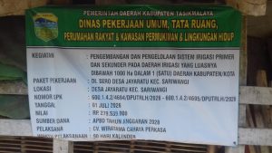Tasikmalaya, 26 juli 2026 – Upaya peningkatan produktivitas pertanian di Kabupaten Tasikmalaya terus digenjot. Pemerintah Daerah melalui Dinas Pekerjaan Umum, Tata Ruang, Perumahan Rakyat & Kawasan Permukiman & Lingkungan Hidup (DPUTRPKPLH) resmi memulai pembangunan Pengembangan dan Pengelolaan Sistem Irigasi Primer dan Sekunder DI. Sero*.

Proyek tersebut berlokasi di Desa Jayaratu, Kecamatan Sariwangi* dengan nilai kontrak *Rp279.539.000* yang bersumber dari APBD Tahun Anggaran 2026*. Kegiatan ini mulai dikerjakan sejak *01 Juli 2026* oleh pelaksana CV. Wiratama Cahaya Perkasa* dengan waktu pelaksanaan 90 hari kalender, sesuai Nomor SPK 600.1.4.2/4694/DPUTRLH/2026.

Ketua DPC Asosiasi Keluarga Pers Indonesia (AKPERSI) Kabupaten Tasikmalaya, Indra C. ILJ*, mengapresiasi langkah Pemkab yang fokus pada pembangunan infrastruktur pertanian berskala kecil di bawah 1000 Ha.

"Pembangunan irigasi ini sangat strategis. Dengan sistem irigasi yang baik, petani di Desa Jayaratu bisa lebih teratur dalam pengairan sawah dan hasil panen pun dipastikan meningkat. Ini bentuk nyata pemerintah hadir untuk kesejahteraan petani," ujar Indra.

Warga Desa Jayaratu menyambut baik proyek ini. Selama ini saluran irigasi yang ada sudah tidak memadai sehingga sering menghambat masa tanam. Dengan adanya DI. Sero, diharapkan area persawahan di Sariwangi bisa lebih produktif dan mendukung ketahanan pangan daerah.

AKPERSI Kabupaten Tasikmalaya berharap proyek ini dapat dikerjakan sesuai waktu dan spesifikasi, serta tepat sasaran. Pihaknya juga siap mengawal dan mempublikasikan setiap program pembangunan agar berjalan transparan dan bermanfaat bagi masyarakat.
REF : INDRA KTUA DPC AKPERSI