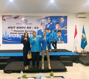 SIARAN PERS
Ketua dan Bendahara DPD KNPI Kabupaten Bogor Hadiri Peringatan Harlah KNPI ke-53 di DPP KNPI
Jakarta, 23 Juli 2026 – Ketua DPD KNPI Kabupaten Bogor, Farizan, bersama Bendahara DPD KNPI Kabupaten Bogor, Lisna Aprilyanti, menghadiri rangkaian peringatan Hari Lahir (Harlah) KNPI ke-53 yang diselenggarakan di Gedung DPP KNPI, Jalan H.R. Rasuna Said, Jakarta Selatan.
Dalam momentum bersejarah tersebut, para peserta disuguhkan tayangan video perjalanan panjang perjuangan pemuda Indonesia, khususnya KNPI bersama organisasi-organisasi yang tergabung dalam Cipayung Plus sebagai cikal bakal lahirnya Komite Nasional Pemuda Indonesia (KNPI). Tayangan tersebut menggambarkan dinamika perjuangan pemuda dari masa ke masa hingga perkembangan KNPI saat ini.
Pada kesempatan tersebut juga dipaparkan sejarah terjadinya perpecahan kepengurusan KNPI (multi-lisme), sekaligus dijelaskan mengenai aspek legal standing organisasi berdasarkan ketentuan hukum dan mekanisme organisasi yang berlaku, sehingga memberikan pemahaman kepada seluruh peserta mengenai kepengurusan yang berada pada jalur konstitusi organisasi.
Rangkaian kegiatan Harlah KNPI ke-53 turut diisi dengan pemotongan tumpeng sebagai bentuk rasa syukur serta pemberian santunan kepada anak yatim dan dhuafa sebagai wujud kepedulian sosial KNPI terhadap masyarakat.
Acara tersebut juga dihadiri oleh sejumlah pejabat dan tokoh nasional, di antaranya perwakilan Badan Intelijen Keamanan (BAINTELKAM) Polri serta jajaran pejabat Kepolisian Republik Indonesia lainnya.
Usai kegiatan, Ketua DPD KNPI Kabupaten Bogor Farizan bersama Bendahara DPD KNPI Kabupaten Bogor Lisna Aprilyanti melaksanakan diskusi bersama jajaran pimpinan dan pengurus DPP KNPI. Dalam diskusi tersebut dibahas berbagai persoalan organisasi di daerah, termasuk terkait kepengurusan yang masa berlaku Surat Keputusannya (SK) telah berakhir, namun masih melakukan pencairan dana hibah serta pelantikan kepengurusan tingkat kecamatan.
Berdasarkan penjelasan yang disampaikan oleh jajaran DPP KNPI dalam forum diskusi tersebut, tindakan yang dilakukan oleh kepengurusan yang telah habis masa berlaku SK-nya dinilai tidak sesuai dengan mekanisme organisasi dan ketentuan hukum yang berlaku. DPP KNPI juga menegaskan bahwa kepengurusan yang memiliki Surat Keputusan yang sah, legal standing yang lengkap, serta memenuhi seluruh persyaratan organisasi harus tetap memperjuangkan tegaknya konstitusi organisasi dan melawan setiap bentuk ketidakadilan melalui mekanisme hukum dan organisasi yang berlaku.
DPD KNPI Kabupaten Bogor menegaskan komitmennya untuk terus menjaga marwah organisasi, menjunjung tinggi konstitusi KNPI, serta mengedepankan penyelesaian setiap persoalan melalui jalur hukum dan mekanisme organisasi yang sah demi terciptanya kepastian hukum, persatuan pemuda, dan kemajuan KNPI di Kabupaten Bogor.
DPD KNPI Kabupaten Bogor
Farizan – Ketua
Lisna Aprilyanti – Bendahara