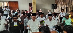 Haji Abdul Rohim (Noing) Resmi Daftarkan Diri sebagai Bakal Calon Kepala Desa Karang Haur

Karang Haur – Dengan mengucapkan Bismillahirrahmanirrahim serta memohon ridha Allah SWT, Haji Abdul Rohim yang akrab disapa Noing resmi mendaftarkan diri sebagai bakal calon Kepala Desa Karang Haur pada Rabu, 29 Juli 2026.

Kehadirannya di lokasi pendaftaran disambut keluarga, para pendukung, tokoh masyarakat, serta warga yang turut mengiringi langkahnya dengan doa agar seluruh tahapan pencalonan berjalan lancar dan membawa keberkahan.

Dalam kesempatan tersebut, Haji Abdul Rohim menegaskan bahwa niatnya maju sebagai calon kepala desa merupakan bentuk ikhtiar untuk mengabdi kepada masyarakat. Menurutnya, kepemimpinan adalah amanah yang harus dijalankan dengan penuh kejujuran, keadilan, serta rasa tanggung jawab kepada masyarakat dan kepada Allah SWT.

"Semoga setiap langkah ini menjadi ibadah dan membawa manfaat bagi seluruh warga Desa Karang Haur. Mari kita menjaga persaudaraan, memperkuat ukhuwah, dan mewujudkan desa yang lebih maju, sejahtera, serta penuh keberkahan," ujarnya.

Suasana pendaftaran berlangsung tertib, aman, dan penuh kekeluargaan. Doa bersama mengiringi proses tersebut sebagai harapan agar pesta demokrasi tingkat desa dapat berjalan damai, jujur, dan melahirkan pemimpin terbaik yang mampu membawa kemajuan bagi Desa Karang Haur.

Sebagaimana ajaran Islam, amanah kepemimpinan merupakan tanggung jawab yang besar dan harus dijalankan dengan keikhlasan serta mengutamakan kepentingan masyarakat di atas kepentingan pribadi.
