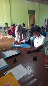 Ratusan Pendukung Antar Devita, S.H. Daftar Bakal Calon Kepala Desa Sumbersari, Usung Visi Desa Berwibawa dan Bermartabat

Sumbersari – Suasana pendaftaran Bakal Calon Kepala Desa (Balon Kades) Sumbersari berlangsung meriah. Devita, S.H. secara resmi mendaftarkan diri sebagai Bakal Calon Kepala Desa Sumbersari dengan diiringi ratusan pendukung yang datang dari Dusun 1, Dusun 2, dan Dusun 3.

Sejak pagi hari, ratusan masyarakat berkumpul dan berjalan kaki bersama menuju lokasi pendaftaran sebagai bentuk dukungan dan semangat kebersamaan. Kehadiran para pendukung menciptakan suasana yang tertib, aman, dan penuh antusiasme.

Setibanya di lokasi, Devita, S.H. menyerahkan berkas persyaratan pendaftaran kepada panitia pemilihan. Berkas tersebut diterima untuk selanjutnya dilakukan proses verifikasi sesuai tahapan yang telah ditetapkan.

Dalam keterangannya, Devita, S.H. mengucapkan terima kasih kepada seluruh masyarakat yang telah meluangkan waktu untuk hadir dan memberikan dukungan.
"Saya mengucapkan terima kasih kepada seluruh masyarakat Dusun 1, Dusun 2, dan Dusun 3 yang telah bersama-sama mengantarkan saya pada proses pendaftaran ini. Dukungan ini menjadi amanah yang sangat besar untuk terus berjuang demi kemajuan Desa Sumbersari," ujarnya.

Mengusung visi "Mewujudkan Desa Sumbersari yang Berwibawa dan Bermartabat," Devita, S.H. berkomitmen membangun pemerintahan desa yang bersih, transparan, adil, serta mengutamakan pelayanan kepada masyarakat.

Adapun misi yang diusung meliputi peningkatan kualitas pelayanan publik, pembangunan infrastruktur yang merata, pemberdayaan ekonomi masyarakat, penguatan peran pemuda dan perempuan, serta mewujudkan tata kelola pemerintahan desa yang akuntabel dan terbuka.

Momentum pendaftaran tersebut menjadi simbol kuatnya kebersamaan masyarakat yang menginginkan proses demokrasi berjalan dengan damai dan bermartabat. Para pendukung berharap seluruh tahapan Pemilihan Kepala Desa dapat berlangsung kondusif sehingga masyarakat dapat menentukan pemimpin terbaik bagi Desa Sumbersari.

Dengan semangat persatuan dan gotong royong, Devita, S.H. menyatakan siap mengikuti seluruh tahapan Pilkades serta mengajak seluruh masyarakat menjaga persaudaraan demi terciptanya Desa Sumbersari yang semakin maju, berwibawa, dan bermartabat.