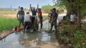 Hari ke-15 TMMD Ke-129, Satgas Kebut Bangun Akses Jalan Lingkungan di Desa Wibawamulya

Kabupaten Bekasi – Memasuki hari ke-15 pelaksanaan TNI Manunggal Membangun Desa (TMMD) Ke-129 Tahun Anggaran 2026, Satgas TMMD Kodim 0509/Kabupaten Bekasi terus mempercepat pembangunan sasaran fisik berupa akses jalan lingkungan di Kampung Cikulawing RT 012 RW 006, Dusun III, Desa Wibawamulya, Kecamatan Cibarusah, Kamis (30/7/2026).

Akses jalan lingkungan yang dibangun memiliki panjang 118 meter, lebar 3 meter, dan ketebalan 15 sentimeter. Pengerjaan dilakukan secara bergotong royong antara personel Satgas TMMD bersama masyarakat sebagai bentuk nyata kemanunggalan TNI dengan rakyat.

Pembangunan akses jalan ini diharapkan mampu memperlancar mobilitas warga, memudahkan akses menuju permukiman dan lahan pertanian, serta mendukung pertumbuhan ekonomi masyarakat di Desa Wibawamulya.

Semangat kebersamaan terlihat sepanjang proses pengerjaan. Warga dan personel TNI bahu-membahu menyelesaikan pembangunan agar dapat selesai tepat waktu dengan hasil yang berkualitas.

Dansatgas TMMD Ke-129 Kodim 0509/Kabupaten Bekasi, Letkol Inf Michael Ronald, S.I.P., M.H.I., mengatakan pembangunan akses jalan lingkungan merupakan salah satu wujud komitmen TNI dalam membantu percepatan pembangunan di wilayah pedesaan.

"Kami berharap akses jalan lingkungan yang dibangun melalui TMMD ini dapat memberikan manfaat nyata bagi masyarakat, memperlancar aktivitas sehari-hari, serta meningkatkan kesejahteraan warga. Semangat gotong royong yang terjalin selama TMMD juga diharapkan terus terpelihara sebagai kekuatan dalam membangun desa," ujar Dansatgas.

(Pendim 0509 Kabupaten Bekasi)