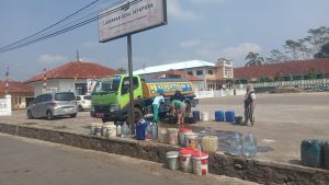 Antisipasi Kekeringan, Kem-PUPR Salurkan Bantuan Air Bersih di Lapangan Desa
Jayapura Cigalontang

Tasikmalaya 31.07.2026– Warga Desa Jayapura, Kecamatan Cigalontang, Kabupaten Tasikmalaya mulai merasakan dampak musim kemarau panjang. Untuk membantu meringankan beban masyarakat, Kementerian Pekerjaan Umum dan Perumahan Rakyat (Kemen-PUPR)* menyalurkan bantuan air bersih melalui truk tangki di Lapangan Desa Jayapura, Kamis (31/7/2026).

Pantauan di lapangan, ratusan warga berbondong-bondong membawa ember, jerigen, galon, hingga drum untuk mengantri mendapatkan air bersih. Bantuan ini disalurkan langsung oleh petugas Kemen-PUPR dengan menggunakan mobil tangki berwarna hijau kuning.

Kepala Desa Jayapura menyampaikan apresiasi atas kepedulian pemerintah pusat melalui Kemen-PUPR. 
"Kami mengucapkan terima kasih kepada Kemen-PUPR yang cepat tanggap membantu warga kami. Air ini sangat membantu untuk kebutuhan sehari-hari warga di tengah kekeringan ini," ujarnya.

Sementara itu Ketua DPC AKPERSI Kabupaten Tasikmalaya,INDRA C.ILJ.yang turut memantau kegiatan tersebut mengatakan, peran media sangat penting untuk mengawal penyaluran bantuan agar tepat sasaran.

"Kami dari DPC AKPERSI Tasikmalaya mengapresiasi langkah cepat pemerintah. Semoga bantuan ini bisa terus berlanjut sampai musim kemarau selesai, dan warga tidak kesulitan air bersih lagi," kata Indra.

Warga berharap pemerintah daerah dan pusat terus bersinergi menyediakan solusi jangka panjang terkait ketersediaan air bersih di wilayah Cigalontang yang rawan kekeringan setiap tahunnya. REF . INDRA C.ILJ