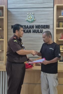 Kejari Rohul Bebaskan 2 Tersangka Lewat Restorative Justice, Disetujui Kejati Riau & Jampidum Kejagung