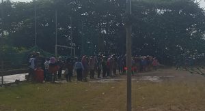 WARGA DESA SIRNARAJA TUNJUKAN SEMANGAT GOTONG ROYONG, BENAHI LAPANGAN SECARA SWADAYA
Tasikmalaya, 27 juli 2026 – Semangat gotong royong warga Desa Sirnaraja, Kecamatan cigalontang Kabupaten tasikmalaya Tasikmalaya kembali terlihat. Ratusan warga bahu-membahu melakukan kegiatan perbaikan dan pembenahan lapangan desa secara swadaya
Kegiatan ini diprakarsai oleh Pemerintah Desa Sirnaraja bersama masyarakat dengan tujuan untuk meningkatkan sarana olahraga dan ruang publik yang layak bagi warga.
"Kami sangat mengapresiasi semangat warga Desa Sirnaraja. Ini bukti bahwa pembangunan tidak hanya menunggu dari pemerintah, tapi juga bisa dimulai dari swadaya masyarakat. Dengan kebersamaan seperti ini, InsyaAllah desa kita akan semakin maju," ujar Ketua DPC AKPERSI Kabupaten Tasikmalaya, Indra C.IL.J
saat meninjau lapangan sepak bola desa sirnaraja
Sementara itu, Kepala Desa Sirnaraja pak Kades menyampaikan terima kasih kepada seluruh warga yang telah berpartisipasi.
Alhamdulillah warga sangat antusias. Lapangan ini nantinya akan kita fungsikan untuk kegiatan olahraga, upacara, dan kegiatan kemasyarakatan lainnya. Kami berharap kegiatan seperti ini terus berlanjut," ungkapnya.
AKPERSI Kabupaten Tasikmalaya berharap kegiatan positif seperti ini dapat menjadi contoh bagi desa-desa lain, bahwa dengan kebersamaan dan swadaya, pembangunan di tingkat desa bisa berjalan lebih cepat dan tepat sasaran.
REF : indra ktua AKPERSI .TASIKMALAYA