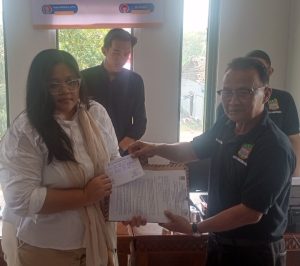 Agustus 2026- Layla Rizky, S.Sos resmi mendaftarkan diri sebagai Bakal Calon Kepala Desa Bantarjaya, Kecamatan Pebayuran, Kabupaten Bekasi, dalam tahapan Pemilihan Kepala Desa (Pilkades) periode 2026-2034. Sabtu (1/8/2026). Kedatangan Layla Rizky ke lokasi pendaftaran disambut antusias oleh masyarakat yang turut mengawal proses pendaftarannya. Menariknya, Layla mengaku tidak secara khusus mengundang banyak orang, namun dukungan masyarakat mengalir secara sukarela. Dalam keterangannya, Layla menyampaikan apresiasi kepada Panitia Pilkades Desa Bantarjaya yang telah menjalankan tahapan pendaftaran dengan baik. Ia mengaku menyerahkan sepenuhnya seluruh proses kepada panitia dan meyakini penyelenggara akan bekerja secara profesional serta menjunjung tinggi integritas. "Saya menyampaikan apresiasi penuh atas kinerja Panitia Pilkades Desa Bantarjaya. Kami serahkan sepenuhnya seluruh proses kepada panitia. Saya yakin panitia menjunjung tinggi integritas dalam mengawal seluruh tahapan Pilkades ini," ujar Layla. Ia mengaku hanya mempersiapkan mental untuk mengikuti proses pencalonan. Namun, besarnya dukungan masyarakat di luar perkiraannya menjadi penyemangat untuk terus melangkah. "Alhamdulillah saya cukup terkejut. Saya tidak mengundang banyak orang dan tidak memberi tahu banyak orang, tetapi ternyata banyak masyarakat yang datang dengan tulus, ikhlas, dan penuh ridho mengawal proses pendaftaran saya. Saya mengucapkan terima kasih atas doa dan dukungan yang diberikan," katanya. Terkait visi dan program kerja, Layla memilih belum membeberkannya kepada publik. Menurutnya, saat ini ia ingin lebih dahulu mengkaji berbagai persoalan yang dihadapi Desa Bantarjaya agar nantinya dapat menyusun program yang tepat sasaran dan sesuai kebutuhan masyarakat. "Saya belum menyampaikan program secara rinci. Yang pasti saya akan mengkaji terlebih dahulu berbagai persoalan yang ada di Desa Bantarjaya. Jika masyarakat memberikan amanah kepada saya, saya berkomitmen membangun desa dengan pemerintahan yang amanah, transparan, dan mengutamakan kepentingan masyarakat," tutupnya.