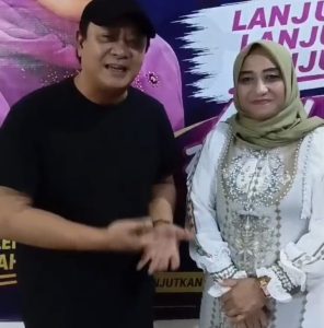 Irfan Mansyur Ajak Warga Menjaga Persatuan dan Dukung Arnih Aryani di Pilkades Karanganyar
Kabupaten Bekasi – Dukungan kepada Bakal Calon Kepala Desa Karanganyar, Arnih Aryani, S.Pd.I., terus mengalir menjelang pelaksanaan Pemilihan Kepala Desa (Pilkades) ke-3 Desa Karanganyar periode 2026–2034.
Salah satu dukungan datang dari Irfan Mansyur, S., putra penyanyi dangdut senior Mansur S., yang melakukan kunjungan ke Desa Karanganyar, Kecamatan Karangbahagia, Kabupaten Bekasi, pada Sabtu (1/8/2026) sekitar pukul 20.00 WIB.
Kehadiran Irfan Mansyur disambut hangat oleh masyarakat. Dalam kesempatan tersebut, ia menyampaikan dukungan moril kepada Arnih Aryani sekaligus mengajak masyarakat untuk berpartisipasi aktif dalam Pilkades dengan tetap menjaga persatuan, keamanan, dan ketertiban.
"Alhamdulillah, malam ini saya hadir untuk memberikan dukungan kepada Ibu Arnih Aryani, S.Pd.I. Saya mengajak seluruh masyarakat Desa Karanganyar untuk bersama-sama memberikan doa dan dukungan serta menggunakan hak pilih dengan bijak. Semoga seluruh tahapan Pilkades berjalan aman, damai, tertib, dan menghasilkan pemimpin terbaik bagi masyarakat," ujar Irfan Mansyur.
Menurut Irfan, sosok pemimpin desa harus memiliki komitmen dalam membangun desa, melayani masyarakat, serta mampu menjaga kebersamaan demi kemajuan Desa Karanganyar.
Sementara itu, Arnih Aryani, S.Pd.I. menyampaikan apresiasi dan rasa terima kasih atas dukungan yang diberikan Irfan Mansyur.
"Saya mengucapkan terima kasih yang sebesar-besarnya kepada Bang Irfan Mansyur, S. atas dukungan dan doa yang diberikan kepada saya. Dukungan ini menjadi motivasi untuk terus berjuang, mengabdi, dan memberikan yang terbaik bagi masyarakat Desa Karanganyar. Saya juga mengucapkan terima kasih kepada seluruh tim perjuangan serta rekan-rekan awak media online yang selama ini telah mendukung dan menyampaikan informasi kepada masyarakat secara profesional," ungkap Arnih Aryani.
Ia juga mengajak seluruh masyarakat Desa Karanganyar untuk menjaga situasi tetap kondusif selama seluruh tahapan Pilkades berlangsung serta mengedepankan persaudaraan, persatuan, dan semangat demokrasi yang santun.
Kunjungan Irfan Mansyur berlangsung penuh keakraban dan mendapat sambutan antusias dari warga. Kehadirannya dinilai menjadi bentuk dukungan moral sekaligus motivasi bagi masyarakat untuk menyukseskan pelaksanaan Pilkades ke-3 Desa Karanganyar secara aman, damai, dan demokratis.
Dengan semakin banyaknya dukungan dari berbagai elemen masyarakat, Arnih Aryani berharap seluruh proses Pilkades dapat berlangsung sesuai ketentuan yang berlaku serta menghasilkan pemimpin yang amanah, mampu melanjutkan pembangunan desa, dan meningkatkan kesejahteraan masyarakat Desa Karanganyar.