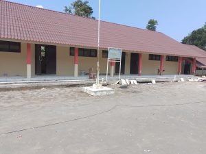 SMPN SATU ATAP 2 CIGALONTANG TERIMA BANTUAN REVITALISASI Rp1,2 MILIAR DARI KEMENDIKDASMEN
Tasikmalaya, 4 Agustua 2026 – Mutu pendidikan di Kabupaten Tasikmalaya terus didorong melalui program revitalisasi sekolah. SMPN Satu Atap 2 Cigalontang, yang beralamat di Jl. H. Supyan Sukendar Kp. Kertapura Ds. Parentas Kec. Cigalontang, resmi mendapatkan Bantuan Pemerintah Program Revitalisasi Satuan Pendidikan Tahun 2026
Program ini merupakan inisiatif dari Direktorat Sekolah Menengah Pertama, Direktorat Jenderal PAUD Dasmen, Kementerian Pendidikan Dasar dan Menengah dengan jumlah dana bantuan sebesar Rp1.288.831.000 yang bersumber dari APBN Tahun Anggaran 2026.
Pelaksanaan pekerjaan dilakukan oleh Panitia Pembangunan Satuan Pendidikan (P2SP) SMPN Satu Atap 2 Cigalontang selama 120 hari kalender terhitung mulai 30 April s/d 27 Agustus 2026
Ketua DPC Asosiasi Keluarga Pers Indonesia (AKPERSI) Kabupaten Tasikmalaya, *Indra C. ILJ*, mengapresiasi perhatian pemerintah pusat terhadap sekolah-sekolah di daerah.
"Kami mengapresiasi Program Revitalisasi ini. Bantuan lebih dari 1,2 miliar ini sangat berarti untuk meningkatkan kualitas sarana dan prasarana belajar. Dengan fasilitas yang layak, diharapkan proses belajar mengajar di SMPN 2 Cigalontang bisa lebih optimal dan melahirkan generasi yang cerdas serta berkarakter," ujar Indra.
Pihak sekolah dan komite menyambut baik bantuan ini. Selama ini SMPN Satu Atap 2 Cigalontang mengalami keterbatasan fasilitas sehingga program revitalisasi ini diharapkan dapat menjawab kebutuhan ruang kelas, laboratorium IPA, perpustakaan, dan sarana penunjang lainnya.
AKPERSI Kabupaten Tasikmalaya berharap proyek revitalisasi ini dapat berjalan tepat waktu, tepat mutu, dan tepat sasaran. Pihaknya juga berkomitmen untuk mengawal dan menginformasikan setiap program pembangunan pendidikan agar transparan dan bermanfaat bagi masyarakat.
Revitalisasi Sekolah, Wujudkan Pendidikan Berkualitas untuk Tasikmalaya Maju"
REF : INDRA KTUA DPC AKPERSI