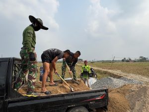 Mengabdi Membangun Negeri, Satgas TMMD Ke-129 Kodim 0509 Kabupaten Bekasi, Bangun Jalan Lingkungan di Leuwi Malang
Kabupaten Bekasi – Semangat mengabdi untuk membangun negeri terus ditunjukkan personel Satgas TNI Manunggal Membangun Desa (TMMD) Ke-129 Kodim 0509/Kabupaten Bekasi. Di bawah terik matahari, prajurit TNI bersama masyarakat bergotong royong melanjutkan pembangunan Sasaran 1 berupa jalan lingkungan di Kampung Leuwi Malang RT 007/RW 004, Dusun II, Desa Wibawamulya, Kecamatan Cibarusah, Kabupaten Bekasi, Senin (3/8/2026).
Dengan penuh semangat, personel Satgas dan warga bahu-membahu mengerjakan setiap tahapan pembangunan. Kebersamaan yang terjalin menjadi kekuatan utama dalam mempercepat penyelesaian infrastruktur yang nantinya akan memudahkan akses dan aktivitas masyarakat.
Jalan lingkungan yang dibangun diharapkan mampu memperlancar mobilitas warga, meningkatkan akses antarpermukiman, serta mendukung pertumbuhan ekonomi di Desa Wibawamulya.
Dansatgas TMMD Ke-129 Kodim 0509/Kabupaten Bekasi, Letkol Inf Michael Ronald S.I.P, mengatakan bahwa pengabdian TNI melalui Program TMMD merupakan wujud nyata kehadiran negara dalam membantu percepatan pembangunan di pedesaan.
"TMMD adalah bentuk pengabdian kami kepada masyarakat. Bersama warga, kami membangun infrastruktur yang dibutuhkan agar manfaatnya dapat dirasakan dalam jangka panjang. Semangat gotong royong inilah yang menjadi kekuatan untuk membangun negeri dari desa," ujar Letkol Inf Michael Ronald.
Melalui Program TMMD Ke-129, TNI tidak hanya membangun jalan, tetapi juga mempererat hubungan dengan masyarakat. Semangat kebersamaan yang terus terjaga menjadi bukti bahwa pembangunan akan semakin kuat ketika dikerjakan bersama demi kesejahteraan rakyat.
(Pendim 0509 Kabupaten Bekasi)