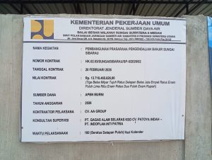 Diduga Proyek Rp.13.7 Miliar Sungai Sibarau Sarat Penyimpangan, Banyak Oknum Pejabat Yang Terlibat, APH Terkesan Tutup Mata dan Tidak Peduli
Dari Spesifikasi “Ready Mix” Diabaikan, Pekerja Tanpa APD, Hingga Dugaan Lemahnya Pengawasan Aparat
TEBING TINGGI, – Proyek pembangunan prasarana pengendalian banjir Sungai Sibarau senilai Rp.13.718.465.626, yang bersumber dari APBN Tahun 2026 kini menjadi sorotan tajam publik.
Proyek di bawah Kementerian Pekerjaan Umum melalui Direktorat Jenderal Sumber Daya Air, BBWS Sumatera II Medan ini diduga menyimpan sejumlah kejanggalan serius, mulai dari teknis pekerjaan hingga aspek pengawasan.
Investigasi di lapangan mengungkap indikasi kuat bahwa pekerjaan tidak dilaksanakan sesuai spesifikasi teknis (bestek), khususnya pada penggunaan material beton yang semestinya menggunakan ready mix (redimix), namun diduga dikerjakan secara manual.
KRONOLOGI TEMUAN DI LAPANGAN
Tahap Awal : Proyek Mulai Dikerjakan
Sejak awal pelaksanaan di kawasan Jalan Pramuka, Kelurahan Pinang Mancung, Kecamatan Bajenis, proyek ini disebut-sebut telah memunculkan tanda tanya. Warga sekitar melihat aktivitas pekerjaan berjalan, namun minim pengawasan yang terlihat langsung di lapangan.
Temuan Teknis : Diduga Tidak Gunakan Ready Mix
Dalam dokumen teknis, pekerjaan konstruksi beton seharusnya menggunakan sistem ready mix guna menjamin kualitas, kekuatan, dan standar mutu.
Namun, berdasarkan pantauan di lapangan, pekerja diduga melakukan pencampuran beton secara manual. Praktik ini dinilai berpotensi menurunkan kualitas konstruksi dan berisiko terhadap ketahanan bangunan pengendali banjir tersebut.
Seorang sumber di lapangan menyebut :
“Kalau memang spesifikasinya ready mix tapi dikerjakan manual, ini jelas patut dipertanyakan kualitasnya.”
Pelanggaran K3 : Pekerja Tanpa APD
Selain persoalan teknis, aspek keselamatan kerja juga menjadi sorotan. Sejumlah pekerja terlihat tidak menggunakan Alat Pelindung Diri (APD) seperti helm, sepatu safety, maupun rompi.
Hal ini diduga melanggar ketentuan UU No. 1 Tahun 1970 tentang Keselamatan Kerja, yang mewajibkan perlindungan bagi tenaga kerja di lokasi proyek.
Konfirmasi ke Pengawas : Jawaban Dinilai Meremehkan
Saat dikonfirmasi, pengawas proyek justru memberikan tanggapan yang dinilai tidak substantif dan cenderung melempar tanggung jawab.
Dalam pernyataannya, pengawas menyebut :
“Coba koordinasi saja dengan Acai.”
Namun, hingga kini belum jelas kapasitas maupun peran pihak bernama “Acai” dalam struktur proyek tersebut. Pernyataan ini justru menambah kebingungan dan menimbulkan dugaan adanya pengalihan tanggung jawab.
Sorotan Kontraktor : Legalitas Dipertanyakan
Nama kontraktor pelaksana, CV. AA GROUP, turut menjadi perhatian. Sejumlah pihak mempertanyakan keabsahan dan transparansi perusahaan tersebut, bahkan muncul dugaan penggunaan nama samaran.
Jika benar terjadi, hal ini berpotensi melanggar prinsip transparansi dalam pengadaan barang dan jasa pemerintah.
Respons Aparat : Dinilai Belum Maksimal
Meski berbagai temuan telah mencuat ke publik, hingga saat ini belum terlihat adanya audit terbuka atau peninjauan langsung secara menyeluruh oleh aparat penegak hukum.
Kondisi ini memunculkan spekulasi di tengah masyarakat mengenai kemungkinan adanya hambatan atau faktor lain yang menyebabkan lambannya penanganan.
Pertanyaan Publik :
Apakah Kepolisian masih ada di negeri ini ? atau hanya diam seribu bahasa dan tidak mau tahu tentang keselamatan masyarakat yang akan terjadi kedepan dalam pekerjaan penanggulangan banjir Sungai Sibarau yang diduga tidak sesuai dengan spesifikasi teknis (bestek) ??
ANALISIS HUKUM : POTENSI PIDANA KORUPSI
Jika dugaan penyimpangan spesifikasi dan pelaksanaan pekerjaan terbukti, maka berpotensi melanggar :
* UU No. 31 Tahun 1999 jo. UU No. 20 Tahun 2001 tentang Pemberantasan Tindak Pidana Korupsi, khususnya terkait perbuatan yang merugikan keuangan negara.
* UU No. 1 Tahun 1970 tentang Keselamatan Kerja, terkait kelalaian dalam perlindungan tenaga kerja.
Selain itu, penyimpangan spesifikasi teknis dalam proyek negara juga dapat dikategorikan sebagai bentuk wanprestasi kontraktual yang berujung pada pidana jika menimbulkan kerugian negara.
DESAKAN PUBLIK : AUDIT TERBUKA DAN PENEGAKAN HUKUM
* Masyarakat kini mendesak agar dilakukan :
Audit teknis independen terhadap kualitas pekerjaan balok kubus
* Penelusuran alur penggunaan anggaran
Klarifikasi resmi dari pihak kontraktor dan pengawas
Langkah tegas dari aparat penegak hukum :
Seorang pemerhati kebijakan publik menyatakan :
“Ini bukan sekadar proyek biasa. Ini menyangkut keselamatan masyarakat dari banjir. Kalau kualitasnya dikompromikan, risikonya sangat besar.”
PENUTUP
Hingga berita ini diterbitkan, belum ada klarifikasi resmi dari pihak Kementerian PUPR, BBWS Sumatera II, maupun aparat penegak hukum terkait keseluruhan dugaan yang berkembang.
Kasus ini kini menjadi ujian serius bagi transparansi pengelolaan proyek negara dan integritas pengawasan di daerah.
Publik menunggu : apakah persoalan ini akan ditindak, atau justru kembali menguap tanpa kejelasan yang pasti.