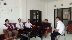 PASTIKAN BANTUAN TEPAT SASARAN, TIM LAKUKAN SUPERVISI PENELITIAN KPM PROGRAM SEMBAKO TIDAK TRANSAKSI PERIODE JANUARI - JUNI 2026*
_Tasikmalaya, 5 Agustus 2026_
Dalam upaya menjaga akurasi data dan memastikan penyaluran bantuan sosial berjalan tepat sasaran, Tim terkait melaksanakan Supervisi Penelitian Keluarga Penerima Manfaat (KPM) Program Sembako Tidak Transaksi Periode Januari - Juni Tahun 2026*.
Kegiatan supervisi ini dilakukan untuk memverifikasi data KPM yang selama 6 bulan tidak melakukan transaksi di e-warung. Tujuannya adalah agar data penerima bantuan selalu diperbarui sesuai dengan kondisi di lapangan.
"Supervisi ini sangat penting. Kami ingin memastikan bantuan dari pemerintah, khususnya Program Sembako, benar-benar diterima oleh warga yang berhak dan masih membutuhkan. Jika ada KPM yang sudah tidak layak atau sudah mampu, maka datanya dapat diusulkan untuk pembaruan," ujar petugas supervisi di lapangan.
Selain itu, kegiatan ini juga merupakan bagian dari upaya pemerintah untuk meningkatkan akuntabilitas dan transparansi dalam penyaluran bantuan sosial. Dengan adanya penelitian ini, diharapkan tidak ada lagi data KPM ganda atau data yang sudah tidak sesuai.
Diharapkan dengan adanya supervisi ini, Program Sembako dapat berjalan lebih efektif, sasarannya lebih tepat, dan manfaatnya dapat dirasakan oleh masyarakat yang memang membutuhkan.
Narasumber: Tim Supervisi Program Sembako_
