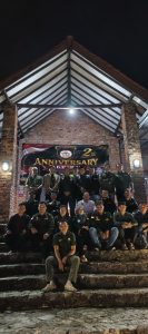 Anniversary ke-2 AKPERSI, Ketua Umum Tekankan Aksi Sosial Serentak dan Targetkan Pendaftaran Konstituen ke Dewan Pers
Bogor – Asosiasi Keluarga Pers Indonesia (AKPERSI) menggelar peringatan Anniversary ke-2 pada Kamis, 6 Agustus 2026, di Surganya Villa, Puncak, Kabupaten Bogor, Jawa Barat. Kegiatan tersebut dihadiri jajaran pengurus DPP, DPD, dan DPC AKPERSI dari berbagai daerah di Indonesia.
Ketua Umum DPP AKPERSI, Rino Triono, S.Kom., S.H., C.IJ., C.BJ., C.EJ., CFLE., C.ILJ., hadir didampingi Sekretaris Jenderal DPP AKPERSI, Budianto, C.BJ., C.ILJ. Dalam sambutannya, Ketua Umum menyampaikan apresiasi atas soliditas seluruh pengurus yang telah berkontribusi membesarkan organisasi hingga memasuki usia dua tahun.
Pada kesempatan tersebut, Rino Triono menekankan kepada seluruh Ketua DPD di 34 provinsi serta Ketua DPC AKPERSI di 100 kabupaten/kota se-Indonesia agar secara serentak melaksanakan kegiatan sosial yang bermanfaat bagi masyarakat, salah satunya melalui santunan kepada anak yatim. Menurutnya, organisasi pers tidak hanya berperan dalam menyampaikan informasi, tetapi juga harus hadir memberikan manfaat nyata bagi masyarakat.
Selain itu, Ketua Umum juga menyampaikan bahwa AKPERSI akan mempersiapkan langkah untuk mendaftarkan organisasi sebagai konstituen di Dewan Pers, sebagai bagian dari upaya memperkuat legalitas, profesionalisme, dan eksistensi organisasi dalam mendukung kemajuan dunia pers Indonesia.
Acara Anniversary ke-2 AKPERSI berlangsung dalam suasana penuh kebersamaan dan kekeluargaan. Hadir dalam kegiatan tersebut jajaran pengurus DPP, pengurus DPD dan DPC Jawa Barat, Ketua DPD dan DPC Provinsi Gorontalo, serta perwakilan pengurus DPD dan DPC AKPERSI dari berbagai wilayah di Indonesia.
Momentum hari jadi ke-2 ini diharapkan menjadi semangat baru bagi seluruh keluarga besar AKPERSI untuk terus menjaga kekompakan, meningkatkan profesionalisme insan pers, serta memperkuat pengabdian kepada masyarakat melalui karya jurnalistik yang berimbang, independen, dan bertanggung jawab.
Salam Satu Pena, Salam Satu Komando.