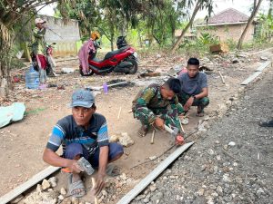 
Kabupaten Bekasi – Satgas TNI Manunggal Membangun Desa (TMMD) Ke-129 Kodim 0509/Kabupaten Bekasi terus mempercepat pembangunan infrastruktur di Desa Wibawamulya, Kecamatan Cibarusah. Pada Jumat (7/8/2026), personel Satgas bersama masyarakat melaksanakan pengecoran jalan lingkungan Sasaran 5 di Kampung Tegal Panjang RT 002/RW 001, Dusun I.

Pembangunan jalan sepanjang 175 meter, lebar 1,2 meter, dan ketebalan 0,15 meter ini menjadi salah satu sasaran fisik TMMD yang ditujukan untuk meningkatkan akses transportasi masyarakat. Proses pengecoran dilakukan secara gotong royong oleh personel TNI dan warga dengan tetap memperhatikan kualitas konstruksi.

Di lokasi kegiatan, personel Satgas dan masyarakat tampak bekerja bahu-membahu mulai dari pengangkutan material, pencampuran beton, hingga perataan permukaan jalan agar hasil pembangunan sesuai standar teknis.

Dansatgas TMMD Ke-129 Kodim 0509/Kabupaten Bekasi, Letkol Inf Michael Ronald S.I.P, menegaskan bahwa pembangunan infrastruktur desa merupakan bentuk nyata komitmen TNI dalam membantu percepatan pembangunan di wilayah.

"Jalan lingkungan yang sedang dibangun diharapkan dapat memperlancar mobilitas masyarakat dan mendukung aktivitas ekonomi warga. Kami bersama pemerintah daerah dan masyarakat terus bersinergi agar seluruh sasaran TMMD dapat diselesaikan tepat waktu dengan hasil yang berkualitas," kata Letkol Inf Michael Ronald.

Program TMMD Ke-129 tidak hanya menghadirkan pembangunan fisik, tetapi juga memperkuat semangat gotong royong dan kemanunggalan TNI dengan rakyat. Infrastruktur yang dibangun diharapkan mampu memberikan manfaat jangka panjang bagi masyarakat Desa Wibawamulya serta mendorong pemerataan pembangunan di Kabupaten Bekasi.

(Pendim 0509/Kabupaten Bekasi)