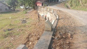 
Tasikmalaya, 8 Agustus 2026_
Pemerintah Desa Pusparaja, Kecamatan Cigalontang terus berkomitmen membangun infrastruktur desa. Salah satunya melalui kegiatan Kirmir Poros Jalan,yang menghubungkan Desa Pusparaja - Puspamukti.

Berdasarkan papan informasi proyek, pembangunan kirmir ini dilaksanakan di Dusun 01'dengan volume panjang 25 meter dan tinggi 2,4 meter . Proyek dengan nilai anggaran Rp47.956.800* ini bersumber dari Dana Desa TA 2026 dan dikerjakan oleh PPKD Desa Pusparaja, dalam waktu 21 hari kerja.

Pembangunan kirmir ini bertujuan untuk memperkuat struktur jalan poros desa, mencegah longsor, serta meningkatkan keselamatan dan kelancaran akses warga dalam beraktivitas sehari-hari, khususnya untuk distribusi hasil pertanian.

"Kami berharap dengan adanya kirmir ini, jalan poros desa menjadi lebih kuat dan aman dilalui warga. Ini bentuk nyata penggunaan Dana Desa untuk kepentingan masyarakat langsung," ujar perwakilan PPKD Desa Pusparaja.

Langkah Pemdes Pusparaja ini mendapat apresiasi warga karena secara langsung berdampak pada peningkatan infrastruktur dan konektivitas antar desa di wilayah Cigalontang.

ref : indra ktua dpc akpersi