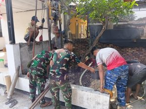 Perjuangan Hadirkan Air Bersih, Satgas TMMD Ke-129 Lakukan Pengeboran Sumur Titik Kedua
KABUPATEN BEKASI – Upaya menghadirkan sumber air bersih bagi masyarakat terus dilakukan Satgas TNI Manunggal Membangun Desa (TMMD) Ke-129 Kodim 0509/Kabupaten Bekasi.
Pada Minggu (9/8/2026), personel Satgas melaksanakan pengeboran sumur pada titik kedua Sasaran 4 di wilayah Desa Wibawamulya, Kecamatan Cibarusah, Kabupaten Bekasi.
Pengeboran dilakukan untuk mencari sumber air yang nantinya diharapkan dapat dimanfaatkan masyarakat. Personel Satgas bekerja dengan penuh ketelitian dalam proses pengeboran, mengingat kondisi dan kedalaman sumber air harus diperhitungkan agar hasilnya optimal.
Pembangunan sumber air bersih menjadi salah satu bentuk kepedulian Satgas TMMD terhadap kebutuhan dasar masyarakat. Kehadiran sarana air bersih diharapkan dapat membantu warga memenuhi kebutuhan sehari-hari sekaligus mendukung terciptanya lingkungan yang lebih sehat.
Dansatgas TMMD Ke-129 Kodim 0509/Kabupaten Bekasi, Letkol Inf Michael Ronald S.I.P, mengatakan pencarian sumber air dilakukan secara bertahap untuk mendapatkan hasil terbaik.
"Kami terus berupaya mencari sumber air yang dapat memberikan manfaat bagi masyarakat. Pengeboran titik kedua ini merupakan bagian dari ikhtiar kami untuk menghadirkan fasilitas air bersih yang dapat digunakan dan dirawat bersama oleh warga," ujar Letkol Inf Michael Ronald.
Bagi masyarakat Desa Wibawamulya, setiap meter pengeboran menjadi harapan baru. Harapan akan hadirnya air bersih yang dapat mengalir untuk kebutuhan keluarga dan kehidupan warga sehari-hari.
Setiap kedalaman menyimpan harapan, setiap tetes air membawa kehidupan.
(Pendim 0509/Kabupaten Bekasi)