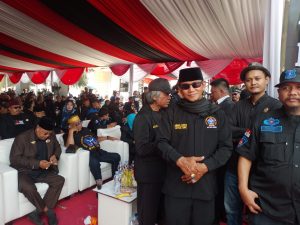Harlah ke-28 BPPKB Banten Nasional Meriah, 30 Ribu Peserta Padati Pakansari Bogor
CIBINONG, KABUPATEN BOGOR – Hari Lahir (Harlah) ke-28 Badan Pembinaan Potensi Keluarga Besar Banten (BPPKB Banten) tingkat nasional berlangsung meriah di Stadion Pakansari, Cibinong, Kabupaten Bogor, Jawa Barat, Minggu (9/8/2026).
Perhelatan akbar tersebut dihadiri sekitar 30 ribu peserta dari berbagai wilayah Indonesia. Sejak pagi, anggota dan keluarga besar BPPKB Banten telah memadati kawasan Stadion Pakansari untuk mengikuti rangkaian peringatan Harlah ke-28.
Kegiatan tersebut dihadiri langsung Ketua Umum BPPKB Banten Abah H. Noer Indra Jaya, S.H., Sekretaris Jenderal DPP BPPKB Banten Abah H. TB Endoh Sugriwa, serta Abah Kusai selaku pendiri BPPKB Banten.
Turut hadir Panglima 5 DPP BPPKB Banten Sakri Mandala beserta jajaran, Ketua DPD Jawa Barat H. Munin Niin Kisin bersama jajaran, serta para ketua DPD BPPKB Banten dari berbagai daerah di Indonesia.
Sebagai tuan rumah, Ketua DPC BPPKB Banten Kabupaten Bogor Kang Uwo (Asik Ahmad Isen) hadir bersama Sekretaris DPC Saepullah, S.H., M.H., RT Ame selaku Dansatgas DPC Kabupaten Bogor, serta jajaran pengurus dan anggota.
Hadir pula para ketua DPAC BPPKB Banten se-Kabupaten Bogor beserta jajaran, ketua DPC BPPKB Banten dari berbagai kabupaten dan kota se-Indonesia, para ketua DPAC se-Indonesia, serta keluarga besar BPPKB Banten dari berbagai wilayah.
Kegiatan tersebut juga turut dihadiri perwakilan TNI, Polri, serta unsur pemerintahan setempat yang ikut mendukung kelancaran dan keamanan selama berlangsungnya rangkaian acara.
Selain itu, kegiatan semakin semarak dengan hadirnya perwakilan Kesultanan Cirebon yang mengenakan pakaian putih sebagai ciri khas Kesultanan Cirebon.
Rangkaian kegiatan Harlah dimulai sejak pukul 08.00 WIB hingga sekitar pukul 12.00 WIB. Sementara acara pokok peringatan Harlah ke-28 dimulai sekitar pukul 13.00 WIB.
Acara diawali dengan menyanyikan lagu kebangsaan Indonesia Raya, kemudian dilanjutkan dengan lagu Hari Jadi Bogor. Suasana semakin meriah ketika puluhan ribu peserta bersama-sama menyanyikan lagu kebanggaan keluarga besar BPPKB Banten.
Ketua Panitia Harlah Nasional ke-28 BPPKB Banten, Abah Joni, menyampaikan apresiasi dan terima kasih kepada seluruh pihak yang telah memberikan dukungan terhadap pelaksanaan kegiatan tersebut.
“Terima kasih kepada seluruh donatur dan semua pihak yang telah membantu. Terutama kepada DPC Kabupaten Bogor, Kang Uwo sebagai tuan rumah. Berkat kerja keras dan kekompakan kita semua, Alhamdulillah Harlah ke-28 BPPKB Banten dapat berlangsung dengan meriah, megah dan lancar,” ujar Abah Joni.
Ketua Umum Tekankan Jaga Marwah BPPKB Banten
Dalam sambutannya, Ketua Umum BPPKB Banten Abah H. Noer Indra Jaya, S.H., memberikan arahan kepada seluruh pengurus dan anggota BPPKB Banten yang hadir dari berbagai wilayah.
Ia menyampaikan bahwa BPPKB Banten telah berkembang menjadi organisasi berskala nasional. Bahkan, menurutnya, keberadaan BPPKB Banten saat ini telah terbentuk di tujuh negara.
“BPPKB ini sudah nasional, bahkan sudah didirikan di tujuh negara. Karena itu, kita harus bersama-sama menjaga marwah BPPKB Banten,” tegasnya.
Ia juga mengingatkan seluruh pengurus dan anggota agar senantiasa berpegang teguh pada motto organisasi, yaitu “Berjuang, Beramal dan Berakhlakul Karimah.”
Menurutnya, semakin luasnya perkembangan organisasi harus diiringi dengan kekompakan, kedisiplinan, persaudaraan serta perilaku yang dapat memberikan manfaat bagi masyarakat.
Pangeran Kuda Putih Berikan Kehormatan kepada Pimpinan BPPKB Banten
Kehadiran perwakilan Kesultanan Cirebon turut memberikan warna tersendiri dalam perhelatan Harlah ke-28 BPPKB Banten.
Dalam kesempatan tersebut, Pangeran Kuda Putih memberikan penghormatan dan kehormatan kepada pimpinan BPPKB Banten. Momen tersebut menjadi salah satu bagian yang menarik perhatian para peserta sekaligus mempererat hubungan silaturahmi antara keluarga besar BPPKB Banten dengan unsur budaya Nusantara.
Pangeran Kuda Putih hadir mengenakan pakaian khas Kesultanan Cirebon berwarna putih, yang menambah nuansa budaya dalam perhelatan akbar tersebut.
Debus Banten hingga Artis Ibu Kota Meriahkan Harlah
Kemeriahan Harlah ke-28 BPPKB Banten semakin terasa dengan berbagai pertunjukan seni dan hiburan.
Salah satu penampilan yang mendapat perhatian para peserta adalah atraksi debus Banten dari berbagai wilayah. Kesenian tradisional khas Banten tersebut menjadi bagian dari rangkaian hiburan dalam perayaan Harlah.
Selain pertunjukan debus, acara juga dimeriahkan oleh sejumlah artis ibu kota serta hiburan dari berbagai daerah.
Dengan dihadiri sekitar 30 ribu peserta, Harlah ke-28 BPPKB Banten tingkat nasional di Stadion Pakansari menjadi momentum besar bagi keluarga besar organisasi untuk mempererat tali silaturahmi, memperkuat konsolidasi dan menjaga soliditas organisasi.
Peringatan Harlah ke-28 ini diharapkan tidak hanya menjadi perayaan hari jadi, tetapi juga menjadi momentum untuk memperkuat semangat kebersamaan seluruh keluarga besar BPPKB Banten di tingkat pusat, daerah hingga pelosok Indonesia.
Dengan tetap memegang teguh motto “Berjuang, Beramal dan Berakhlakul Karimah”, BPPKB Banten diharapkan terus menjaga persatuan, kekompakan dan marwah organisasi serta memberikan kontribusi positif bagi masyarakat, bangsa dan negara.