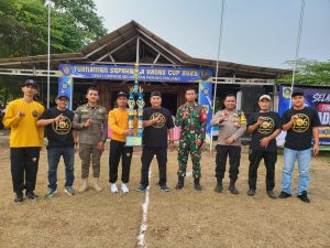 Turnamen Sepak Bola Kades Cup 2026 Resmi Dibuka, Meriahkan HUT Desa Lumpang ke-106
BOGOR - Turnamen sepak bola Kades Cup 2026 resmi dibuka dalam rangka memeriahkan Hari Ulang Tahun (HUT) Desa Lumpang yang ke-106 tahun. Kegiatan pembukaan berlangsung meriah di Lapangan Sankeluk, Desa Lumpang, Kecamatan Parungpanjang, Kabupaten Bogor, Minggu (9/8/2026).
Pembukaan turnamen dihadiri langsung oleh Kepala Desa Lumpang H. M. Rodis Faisal, bersama unsur Muspika Kecamatan Parungpanjang, Satpol PP, Babinsa Desa Lumpang, Bhabinkamtibmas Desa Lumpang, Karang Taruna Desa Lumpang, seluruh aparatur pemerintah desa, serta masyarakat setempat.
Kehadiran berbagai unsur tersebut menjadi bentuk dukungan dan sinergi antara pemerintah, aparat keamanan, pemuda, serta masyarakat dalam menyukseskan pelaksanaan turnamen.
Kades Cup 2026 tidak hanya menjadi ajang kompetisi olahraga, tetapi juga diharapkan menjadi sarana untuk mempererat tali silaturahmi antarmasyarakat, khususnya para pemuda dan pecinta sepak bola di Desa Lumpang.
Selain itu, turnamen ini menjadi wadah untuk menumbuhkan nilai-nilai sportivitas, kekompakan, disiplin, serta menggali potensi dan bibit-bibit atlet sepak bola muda yang ada di lingkungan masyarakat.
Pemerintah Desa Lumpang memberikan dukungan penuh terhadap penyelenggaraan kegiatan tersebut. Turnamen diharapkan dapat berlangsung dengan aman, tertib dan kondusif hingga seluruh rangkaian pertandingan selesai.
Kepala Desa Lumpang H. M. Rodis Faisal menyambut baik pelaksanaan Kades Cup 2026 tersebut. Menurutnya, kegiatan olahraga seperti ini memiliki nilai positif karena tidak hanya berkaitan dengan pertandingan, tetapi juga dapat mempererat hubungan antarwarga.
“Melalui Kades Cup ini, kita berharap masyarakat semakin kompak, para pemuda dapat menyalurkan bakat dan minatnya dalam olahraga, serta seluruh peserta menjunjung tinggi sportivitas,” ujar H. M. Rodis Faisal.
Ia juga mengajak seluruh peserta dan masyarakat yang hadir untuk bersama-sama menjaga keamanan, ketertiban dan suasana persaudaraan selama turnamen berlangsung.
Dengan semangat olahraga dan kebersamaan, Kades Cup 2026 diharapkan mampu menjadi bagian dari rangkaian perayaan HUT Desa Lumpang ke-106 yang memberikan hiburan sekaligus manfaat positif bagi seluruh masyarakat.