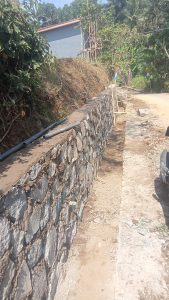 PEMKAB TASIKMALAYA GELONTORKAN DANA Rp94,5 JUTA UNTUK PERBAIKAN JALAN POROS DESA NANGERANG CIGALONTANG
PEMELIHARAAN JALAN UNTUK DUKUNG AKSES DAN  PEREKONOMIAN WARGA_

Tasikmalaya, 11 Agustus 2026_
Pemerintah Kabupaten Tasikmalaya terus berkomitmen meningkatkan infrastruktur di wilayah pedesaan. Melalui Dinas Pekerjaan Umum, Tata Ruang, Perumahan Rakyat & Kawasan Permukiman & Lingkungan Hidup dilakukan kegiatan Pemeliharaan Berkala Ruas Jalan Poros Desa Nangerang, Kec. Cigalontang.

Berdasarkan papan informasi, kegiatan ini dimulai sejak 22 Juli 2026* dengan nilai anggaran Rp94.532.100 yang bersumber dari DAU 2026. Pekerjaan dilaksanakan oleh CV. ZIO JAYA UTAMA dengan waktu pelaksanaan 60 hari kalender.

Pemeliharaan jalan poros desa ini bertujuan untuk memperlancar akses transportasi warga, mendukung mobilitas hasil pertanian, serta meningkatkan konektivitas antar wilayah di Kecamatan Cigalontang.

Dengan adanya perbaikan ini, diharapkan aktivitas masyarakat sehari-hari menjadi lebih aman dan nyaman. Pemerintah daerah juga mengajak masyarakat untuk bersama-sama menjaga hasil pembangunan agar manfaatnya dapat dirasakan dalam jangka panjang.

KTUA PDC : AKPERSI TASIKMALAYA