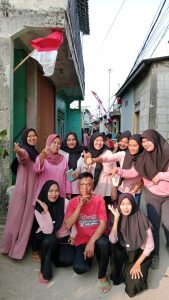 Merah Putih 320 Meter Membentang! Jatirasa Barat Kobarkan Semangat Kemerdekaan RI ke-81
Karawang — Semangat menyambut Hari Ulang Tahun (HUT) ke-81 Kemerdekaan Republik Indonesia terasa begitu kental di lingkungan Jatirasa Barat RT 04/02, Kelurahan Karangpawitan. Warga secara kompak mengibarkan dan membentangkan bendera Merah Putih sepanjang kurang lebih 320 meter di sepanjang lingkungan sebagai bentuk kecintaan terhadap Tanah Air.
Kegiatan tersebut dilaksanakan oleh Paguyuban Ibu-Ibu yang diketuai Siti Kuraesin dan Rika, dengan dukungan penuh dari masyarakat RT 04. Persiapan hingga pemasangan bendera dilakukan secara bersama-sama dengan semangat gotong royong.
Ketua RT 04, Jaja Rojali, menyampaikan rasa bangga dan apresiasinya terhadap kekompakan warga. Menurutnya, kegiatan tersebut merupakan bentuk sederhana namun penuh makna dalam mengisi kemerdekaan.
«“Saya sangat bangga melihat kekompakan warga RT 04. Bendera Merah Putih sepanjang 320 meter ini bukan hanya sekadar hiasan, tetapi merupakan simbol rasa cinta kita kepada Indonesia. Apa yang kami lakukan ini lahir dari kebersamaan dan gotong royong warga. Mudah-mudahan semangat seperti ini terus terjaga, bukan hanya saat HUT RI, tetapi dalam kehidupan bermasyarakat sehari-hari,” ujar Jaja Rojali.»
Jaja menambahkan, semangat kemerdekaan harus terus ditanamkan kepada generasi muda dan seluruh masyarakat. Menurutnya, perjuangan mengisi kemerdekaan saat ini dapat diwujudkan melalui persatuan, kepedulian, serta menjaga kerukunan di lingkungan masing-masing.
Sementara itu, Ketua RW 02, Aos Kosasih, memberikan apresiasi terhadap inisiatif warga RT 04. Ia menilai kegiatan tersebut menjadi bukti bahwa semangat nasionalisme dan gotong royong masih sangat kuat di tengah masyarakat.
«“Kami dari RW 02 sangat mengapresiasi apa yang dilakukan warga RT 04. Ini kegiatan yang positif dan patut dicontoh. Ketika masyarakat bersatu dan bergotong royong, sesuatu yang besar bisa diwujudkan. Semoga kekompakan ini terus dipertahankan,” kata Aos Kosasih.»
Ketua Paguyuban Ibu-Ibu, Siti Kuraesin dan Rika, mengatakan bahwa kegiatan tersebut berawal dari keinginan bersama untuk menyambut HUT ke-81 RI dengan sesuatu yang dapat dirasakan dan dilihat langsung oleh seluruh warga.
«“Kami ingin memberikan warna dalam menyambut kemerdekaan. Bendera sepanjang 320 meter ini merupakan hasil kebersamaan. Dana yang digunakan juga berasal dari gotong royong warga RT 04. Semoga apa yang kami lakukan bisa menjadi bentuk rasa syukur dan kecintaan kami kepada Indonesia,” ujar Siti Kuraesin dan Rika.»
Seluruh dana kegiatan diperoleh melalui swadaya dan gotong royong warga RT 04. Tidak hanya menjadi simbol nasionalisme, kegiatan tersebut juga memperlihatkan kuatnya hubungan sosial dan semangat kebersamaan masyarakat Jatirasa Barat.
Bentangan Merah Putih sepanjang 320 meter tersebut kini menjadi pemandangan yang mencolok sekaligus penuh makna. Dari lingkungan kecil Jatirasa Barat, warga ingin menyampaikan pesan bahwa semangat kemerdekaan harus terus dikibarkan, persatuan harus terus dijaga, dan gotong royong harus tetap menjadi kekuatan masyarakat.
Dari Jatirasa Barat untuk Indonesia.
Merah Putih berkibar, persatuan tetap menyala!
Dirgahayu Republik Indonesia ke-81!
Mets Noor *red