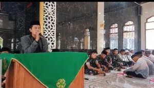 Tasikmalaya, 11 Agustus 2026_
Kegiatan TMMD ke-129 Kodim 0612/Tasikmalaya tidak hanya fokus pada pembangunan fisik, tetapi juga pembinaan rohani dan mental. Hal ini terlihat saat Satgas TMMD 129 bersama masyarakat : Kecamatan Parungponteng melaksanakan pengajian bulanan di Masjid Besar Parungponteng
Dalam kegiatan tersebut, tampak para anggota Satgas duduk bersila bersama warga, tokoh agama, dan tokoh masyarakat untuk mengikuti tausiyah dan doa bersama. Suasana khidmat dan penuh kekeluargaan mewarnai pengajian bulanan ini.
Keterlibatan Satgas dalam kegiatan keagamaan ini merupakan bentuk kemanunggalan TNI dengan rakyat. Selain membangun sarana fisik, Satgas juga ikut membangun karakter dan spiritual masyarakat.
Kami ingin hadir tidak hanya sebagai prajurit yang membangun, tetapi juga sebagai bagian dari masyarakat. Dengan mengikuti pengajian ini, silaturahmi dan kebersamaan kita semakin erat," ungkap salah satu anggota Satgas.
Diharapkan melalui kegiatan seperti ini, nilai-nilai agama dan kebersamaan dapat semakin menguat, sehingga program TMMD benar-benar memberikan manfaat lahir dan batin bagi warga parungponteng
REF : AKPERSI