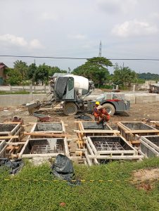 TEBING TINGGI, sidikkriminal.co.id – Polemik proyek pembangunan pengendalian banjir Sungai Sibarau senilai Rp13,7 miliar kembali memasuki babak baru. Setelah dugaan penyimpangan teknis mencuat, kini muncul indikasi lebih serius: pergeseran titik koordinat pekerjaan yang diduga tidak sesuai dengan rencana awal dari pihak BBWS Sumatera II Medan.
Informasi ini disampaikan oleh seorang tokoh masyarakat setempat yang aktif dalam isu lingkungan. Ia menyebut bahwa lokasi pekerjaan yang saat ini berlangsung bukan merupakan titik yang telah ditetapkan sebelumnya.
“Setahu kami, titik koordinat yang ditentukan dari BBWS bukan di lokasi yang sekarang dikerjakan. Ada dugaan digeser karena adanya permintaan seseorang,” ujarnya.
Pernyataan tersebut memperkuat dugaan bahwa proyek tidak hanya bermasalah secara teknis, tetapi juga berpotensi menyimpang dari perencanaan awal.
KOORDINAT BERGESER, TUJUAN PROYEK DIPERTANYAKAN
Dalam proyek pengendalian banjir, penentuan titik koordinat merupakan aspek krusial yang didasarkan pada kajian teknis seperti :
* Aliran hidrologi
* Titik rawan banjir
* Analisis dampak lingkungan
Jika benar terjadi pergeseran lokasi tanpa dasar teknis yang jelas, maka :
* Efektivitas proyek dalam mengendalikan banjir dapat menurun
* Anggaran berpotensi tidak tepat sasaran
* Muncul indikasi intervensi non-teknis dalam perencanaan
SPESIFIKASI TEKNIS KEMBALI DISOROT
Selain dugaan pergeseran lokasi, investigasi juga menemukan indikasi pelanggaran spesifikasi teknis yang semakin menguat.
1. Beton Diduga Tidak Sesuai Standar
Seperti temuan sebelumnya, pekerjaan beton diduga tidak menggunakan ready mix, melainkan pencampuran manual.
Hal ini berpotensi menyebabkan :
* Kekuatan struktur tidak sesuai standar
* Risiko keretakan dan kerusakan dini
2. Diameter Besi Beton Diduga Diperkecil
Temuan terbaru yang lebih serius adalah dugaan bahwa :
Ukuran (diameter) besi beton yang digunakan lebih kecil dari spesifikasi yang telah ditentukan.
Dalam konstruksi, pengurangan diameter besi beton sangat berdampak pada :
* Kekuatan struktur
* Daya tahan terhadap tekanan air
* Risiko kegagalan konstruksi
Seorang sumber teknis menyebut :
“Kalau diameter besi dikurangi, itu bukan sekadar pelanggaran kecil. Itu bisa mengubah kekuatan struktur secara signifikan.”
POTENSI KERUGIAN NEGARA SEMAKIN BESAR
Dengan adanya dugaan :
* Pergeseran lokasi proyek
* Penggunaan material tidak sesuai spesifikasi
* Pengurangan volume dan kualitas material
Maka potensi kerugian negara tidak hanya bersifat finansial, tetapi juga :
* Kerugian fungsi (proyek tidak efekefektif
* Kerugian jangka panjang (perbaikan ulang)
* Risiko bencana jika konstruksi gagal
DIMENSI HUKUM : MENGARAH KE PENYIMPANGAN SERIUS
Jika terbukti, temuan ini dapat mengarah pada :
1. Dugaan Tindak Pidana Korupsi
Melanggar :
UU No. 31 Tahun 1999 jo. UU No. 20 Tahun 2001
Terutama pada unsur:
* Penyalahgunaan kewenangan
* Perbuatan melawan hukum
* Merugikan keuangan negara
2. Pelanggaran Jasa Konstruksi
* Tidak sesuai kontrak kerja (bestek)
* Potensi sanksi administratif hingga pidana
3. Risiko Keselamatan Publik
Jika konstruksi tidak sesuai standar :
* Berpotensi gagal saat debit air tinggi
* Membahayakan masyarakat sekitar
TEKANAN PUBLIK KIAN KUAT
Temuan terbaru ini semakin memperbesar tekanan publik terhadap :
-- Kontraktor pelaksana
-- Pengawas proyek
-- Instansi terkait
Masyarakat mendesak agar dilakukan :
* Audit teknis menyeluruh
* Pengukuran ulang titik koordinat
* Uji material konstruksi di lapangan
PENUTUP
Hingga berita ini diterbitkan, belum ada klarifikasi resmi dari pihak BBWS Sumatera II maupun kontraktor terkait dugaan pergeseran titik koordinat dan perubahan spesifikasi teknis.
Kasus ini kini berkembang dari sekadar dugaan pelanggaran teknis menjadi indikasi penyimpangan yang lebih kompleks dan sistematis.
Jika benar terjadi, maka proyek yang seharusnya melindungi masyarakat dari banjir justru berpotensi menjadi sumber masalah baru.
(MYN/TIM)