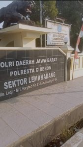 Diduga Dimintai Uang Rp1 Juta, Truk Bermuatan Es dan Sepeda Motor Ditahan di Kabupaten Cirebon
CIREBON — Dugaan penyalahgunaan wewenang oleh oknum anggota kepolisian mencuat di Kabupaten Cirebon. Seorang sopir truk bermuatan es mengaku dimintai uang sebesar Rp1 juta setelah kendaraan yang dikemudikannya terlibat kecelakaan dengan sepeda motor pada 4 Agustus 2026.
Peristiwa tersebut bermula ketika sebuah sepeda motor menabrak bagian belakang truk bermuatan es yang sedang melintas di wilayah Kabupaten Cirebon. Setelah kejadian, sopir truk dan pengendara sepeda motor disebut telah sepakat menyelesaikan persoalan secara damai.
Sebagai bentuk tanggung jawab, sopir truk disebut telah memberikan ganti rugi kepada pengendara sepeda motor sebesar Rp1 juta. Proses perdamaian tersebut dilakukan di kantor polisi.
Namun, setelah adanya kesepakatan perdamaian tersebut, muncul dugaan permintaan uang sebesar Rp1 juta kepada pihak sopir truk dan pengendara sepeda motor yang disebut berasal dari seorang oknum anggota polisi.
Karena tidak mampu memenuhi permintaan sebesar Rp1 juta, pihak yang bersangkutan disebut hanya sanggup memberikan Rp600 ribu. Persoalan kemudian berlanjut dengan ditahannya truk bermuatan es dan sepeda motor tersebut.
Akibat kendaraan masih ditahan, sopir truk maupun pengendara sepeda motor mengaku mengalami kerugian karena tidak dapat menggunakan kendaraan mereka untuk bekerja. Kondisi tersebut membuat aktivitas dan penghasilan mereka terganggu.
Pihak sopir truk dan pengendara sepeda motor berharap persoalan tersebut dapat segera mendapatkan perhatian dan pemeriksaan dari pihak kepolisian yang lebih tinggi. Mereka juga berharap adanya kejelasan mengenai dasar penahanan kendaraan, proses penyelesaian perkara kecelakaan, serta dugaan permintaan uang tersebut.
Apabila benar terdapat permintaan sejumlah uang oleh anggota kepolisian dengan memanfaatkan perkara kecelakaan tersebut, hal itu perlu diperiksa secara serius karena menyangkut dugaan penyalahgunaan kewenangan dan dapat merugikan masyarakat.
Hingga berita ini dibuat, dugaan tersebut masih memerlukan klarifikasi dan pemeriksaan resmi dari pihak kepolisian. Pihak yang dituduhkan juga perlu diberikan kesempatan untuk memberikan penjelasan mengenai alasan penahanan kendaraan dan adanya permintaan uang tersebut.
Sopir truk dan pengendara sepeda motor berharap kendaraan mereka dapat segera memperoleh kejelasan status dan bisa membawa pulang kendaraan tersebut sehingga mereka dapat kembali bekerja dan mencari nafkah.