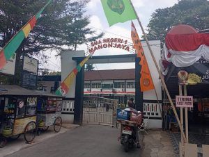 Cevi Kecam Larangan Liput di SMA 1 Manonjaya, "Tidak Paham atau Sengaja Abaikan UU?"
Tasikmalaya,
Kepala Kantor Hukum dan LBH Cevi, S.S.H., menyampaikan kekecewaan yang mendalam sekaligus ketidaksukuan yang tegas atas perlakuan yang dialami awak media di SMA Negeri 1 Manonjaya.
Dilansir dari beberapa media online,Kejadian yang berlangsung pada 13 Agustus 2026, di mana tiga jurnalis dari media berbeda dilarang meliput pekerjaan revitalisasi bangunan dan mendapat perlakuan terkesan intimidatif, dinilai sangat menyedihkan dan mencoreng prinsip keterbukaan yang seharusnya dijunjung lembaga pendidikan.
“Sangat kami sayangkan. Kami tidak setuju dengan sikap yang bersifat menghalangi tugas jurnalistik ini. Apakah pihak Humas sekolah tidak memahami Undang-Undang Keterbukaan Informasi Publik? Atau justru paham namun sengaja diabaikan?” ujar Cevi saat dihubungi melalui sambungan telepon,16 Agustus 2026.Cevi menegaskan kekritisan atas pemahaman regulasi yang diduga lemah atau sengaja dielakkan.
Cevipun mendesak Kantor Cabang Dinas Pendidikan (KCD) Wilayah XII untuk segera turun tangan dan melakukan pembinaan tegas kepada pihak terkait. “Jangan biarkan kejadian seperti ini terulang. Hal ini jelas melanggar aturan yang berlaku,” tegasnya.
Cevi menambahkan akan segera melayangkan surat resmi kepada KCD guna meminta penjelasan sekaligus mendesak tindakan perbaikan, mengingat perlakuan tersebut nyata-nyata bertentangan dengan peraturan perundang-undangan.
DASAR HUKUM YANG DILANGGAR
"Peristiwa ini",cevi menambahkan "menabrak seperangkat ketentuan yang mengikat setiap badan publik, termasuk satuan pendidikan antara lain:
UU No. 14 Tahun 2008 tentang Keterbukaan Informasi Publik — Pasal 9 menyatakan bahwa informasi terkait anggaran, pelaksanaan kegiatan, dan kinerja badan publik wajib disediakan secara terbuka. Sekolah yang menggunakan dana APBD/APBN termasuk lembaga yang wajib membuka akses tersebut kepada masyarakat termasuk melalui pers.
UU No. 40 Tahun 1999 tentang Pers — Pasal 4 menjamin hak pers mencari, memperoleh, dan menyebarluaskan informasi kepentingan umum; Pasal 5 mewajibkan lembaga negara memberi kemudahan bagi peliputan berita. Menghalangi atau mengintimidasi jurnalis dapat dikategorikan menghambat pelaksanaan hak konstitusional tersebut.
Peraturan Pemerintah No. 61 Tahun 2010 — Mempertegas bahwa informasi penggunaan keuangan negara tidak termasuk kategori yang dikecualikan; penutupan akses tanpa alasan sah melanggar ketentuan.
Kode Etik Pendidik & Disiplin PNS — Tenaga pendidik wajib bersikap santun, transparan, dan menjadi teladan etika; perlakuan sinis serta tindakan mengelilingi dan memotret awak media tanpa alasan sah dinilai tidak mencerminkan nilai-nilai pendidikan" tambah aktifis ini menjelaskan secara rinci
SAKSI AWAK MEDIA: "BARU PERTAMA KALI MENGALAMI"
Terpisah, salah satu jurnalis yang menjadi saksi langsung membenarkan kejadian tersebut. Ia mengaku telah meliput ratusan sekolah selama bertugas dan hampir seluruh Humas di tempat lain menyambut dengan terbuka, saling menghargai, serta menerima masukan yang membangun.
“Ini pertama kalinya saya mendapat perlakuan seperti itu. Di tempat lain kami disambut, diajak berdiskusi, dan dipersilakan melihat langsung perkembangan pekerjaan—karena itu juga hak masyarakat untuk tahu. Sangat disayangkan justru di lembaga pendidikan sikap saling menghormati tidak ditemukan,” ungkapnya.
Kini publik berharap KCD Wilayah XII tidak sekadar menerima laporan, melainkan melakukan verifikasi langsung dan memberikan arahan agar keterbukaan informasi di seluruh sekolah kembali berjalan sebagaimana semestinya. Uang rakyat yang dipakai untuk pembangunan adalah amanah yang pelaksanaannya tidak boleh ditutup-tutupi.
(....)