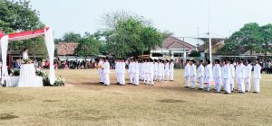 Camat Pebayuran Gelar Upacara HUT-RI Ke 81 Tahun Dilapangan Basuki Rahmat Pebayuran 

Pebayuran Bekasi — Semangat kemerdekaan begitu terasa di Kecamatan Pebayuran. Camat Pebayuran Hasyim Adnan Adha memimpin upacara pengibaran Sang Saka Merah Putih dalam rangka memperingati Hari Ulang Tahun (HUT) ke-81 Kemerdekaan Republik Indonesia.

Upacara berlangsung khidmat di Lapangan Basuki Rahmat, Kelurahan Kertasari, Kecamatan Pebayuran, Kabupaten Bekasi, Senin (17/8/2026),
Pengibaran Sang Merah Putih menjadi momentum untuk mengenang jasa para pahlawan sekaligus menumbuhkan kembali semangat persatuan, nasionalisme, dan gotong royong di tengah masyarakat.

Upacara tersebut turut dihadiri jajaran Forkopimcam Pebayuran, di antaranya AKP iing Suhaeri, SH.MH., Kapolsek Pebayuran, Kapten Inf. Sutikno, Danramil 11 Pebayuran, Joko Santoso, Sekcam Pebayuran, para kepala desa se-Kecamatan Pebayuran, personel Polsek Pebayuran, organisasi masyarakat, para pelajar, serta masyarakat Kecamatan Pebayuran.

Dalam amanatnya, Hasyim Adnan Adha, Camat Pebayuran, menyampaikan bahwa peringatan HUT Kemerdekaan RI bukan sekadar seremoni tahunan, tetapi menjadi momentum untuk memperkuat rasa cinta tanah air dan menjaga persatuan.

“Kemerdekaan yang kita nikmati hari ini merupakan hasil perjuangan dan pengorbanan para pahlawan. Karena itu, sudah menjadi tanggung jawab kita bersama untuk mengisi kemerdekaan dengan hal-hal positif dan memberikan kontribusi terbaik bagi bangsa dan masyarakat,” ujar Hasyim.

Lebih lanjut, Hasyim menegaskan pentingnya menjaga kebersamaan dan semangat gotong royong dalam membangun Kecamatan Pebayuran.

“Mari kita jadikan momentum HUT ke-81 Kemerdekaan Republik Indonesia ini untuk mempererat persatuan, menjaga kondusivitas wilayah, serta bersama-sama membangun Pebayuran agar semakin maju dan masyarakatnya semakin sejahtera,” tegasnya.

Rangkaian upacara pengibaran Sang Saka Merah Putih berlangsung khidmat, lancar, aman, dan kondusif. Suasana penuh nasionalisme semakin terasa saat bendera Merah Putih berkibar diiringi lagu kebangsaan Indonesia Raya.

Peringatan HUT ke-81 Kemerdekaan RI di Kecamatan Pebayuran pun menjadi simbol kebersamaan seluruh unsur pemerintahan, aparat keamanan, pelajar, organisasi masyarakat, dan warga dalam menjaga semangat kemerdekaan serta keutuhan Negara Kesatuan Republik Indonesia.

(Ling)