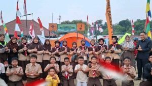  
MAJALENGKA,  — Tegas, penuh harapan, dan membara! Menyambut peringatan Hari Pramuka ke-65, Ketua Komisi III DPRD Kabupaten Majalengka, H. Iing Misbahuddin, menegaskan peran vital gerakan Pramuka sebagai ruang tumbuh strategis dan wahana utama yang paling efektif dalam membentuk karakter bangsa serta mencetak kader pemimpin masa depan yang tangguh, berintegritas, dan berjiwa sosial tinggi.

Pandangan ini terpatri dari pengamatan langsung antusiasme luar biasa, keceriaan, serta energi positif yang menular dari para anggota, pembina, dan seluruh elemen yang terlibat. Baginya, Pramuka bukan sekadar kegiatan perkemahan atau aktivitas di alam terbuka—melainkan sarana pembelajaran unggul yang melatih kreativitas, kemandirian, kedisiplinan, serta kebersamaan dan kerja sama tim yang kokoh.

“Lihat semangat adik-adik ini, begitu menginspirasi! Di balik kesederhanaan di lapangan ini, kita sedang menyiapkan pemimpin-pemimpin hebat Majalengka di masa depan,” ujarnya antusias dan optimis.

Karena nilai luhur yang terkandung di dalamnya, dukungan dari seluruh elemen masyarakat mutlak diperlukan guna menjaga gerakan ini tetap menjadi lingkungan yang sehat dan produktif agar potensi generasi muda berkembang sepenuhnya. Apresiasi tinggi juga disampaikan kepada para Pembina yang setia dan konsisten mendampingi proses pembinaan.

Di akhir pernyataan, ia melontarkan ucapan selamat yang menyentuh semangat: “Selamat Hari Pramuka! Tetap kompak, ceria, dan terus berkarya membangun negeri tercinta!”

Reporter: ASEP ISKANDAR