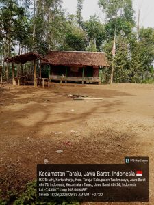 KEPEDULIAN GURU SD DI KERTARAHARJA TARAJU: TETAP SELENGGARAKAN KBM DI GUBUK UNTUK KELAS 1 DAN 2*  
SEMANGAT MENCERDASKAN ANAK BANGSA TAK TERHALANG KETERBATASAN_

Tasikmalaya, 18 Agustus 2026_
Di tengah keterbatasan sarana, semangat mencerdaskan anak bangsa tetap menyala di Kecamatan Taraju, Kabupaten Tasikmalaya . Hal ini terlihat di salah satu SD di wilayah Desa Kertaraharja, Kec. Taraju , yang saat ini masih memanfaatkan gubuk sebagai ruang belajar untuk siswa kelas 1 dan 2 

Meski bangunannya sederhana dengan atap genteng dan dinding anyaman bambu, kegiatan belajar mengajar tetap berjalan tertib. Para guru dan siswa tetap semangat mengikuti proses pembelajaran setiap hari. Bendera Merah Putih berkibar di halaman sekolah menjadi simbol bahwa pendidikan terus berjalan di pelosok negeri.

Kepedulian pihak sekolah dalam tetap memperhatikan keberlangsungan belajar siswa kelas awal patut diapresiasi. Dengan fasilitas seadanya, para guru berupaya maksimal agar anak-anak tetap mendapatkan hak pendidikan dasar yang layak.

"Kami sangat mengapresiasi semangat para guru dan siswa di sini. Di tengah keterbatasan, mereka tetap hadir untuk belajar. Ini bukti bahwa pendidikan tidak mengenal tempat," ujar salah satu tokoh masyarakat setempat.

Diharapkan perhatian dari pemerintah daerah, dinas terkait, dan para donatur dapat segera hadir untuk membantu peningkatan sarana prasarana sekolah, sehingga adik-adik kelas 1 dan 2 bisa belajar di ruang kelas yang lebih representatif.

Semangat para guru dan siswa di Taraju ini menjadi inspirasi bahwa kemauan untuk belajar dan mengajar akan selalu menemukan jalannya.

REF : AKPERSI