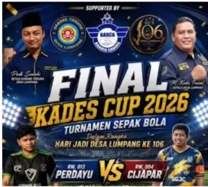 Final Kades Cup 2026 Desa Lumpang Meriah, Perdayu FC Hadapi Cijapar FC di Lapangan Pendopo

PARUNG PANJANG, BOGOR – Final Turnamen Sepak Bola Kades Cup 2026 dalam rangka memperingati Hari Jadi Desa Lumpang ke-106 berlangsung meriah di Lapangan Pendopo, Desa Lumpang, Kecamatan Parung Panjang, Kabupaten Bogor, Selasa (25/8/2026).

Partai puncak mempertemukan dua kesebelasan terbaik, yakni Perdayu FC kontra Cijapar FC. Pertandingan menjadi salah satu rangkaian kegiatan yang paling dinantikan masyarakat dalam memeriahkan Hari Jadi Desa Lumpang ke-106.

Pelaksanaan final tersebut dipimpin langsung oleh Kepala Desa Lumpang, H. M. Rodis Faisal. Turut hadir jajaran perangkat Desa Lumpang, para kepala dusun (Kadus), Ketua RW dan Ketua RT se-Desa Lumpang, serta sejumlah tokoh masyarakat.

Hadir pula Ketua Karang Taruna Desa Lumpang Sersan Dadih dan Ketua Karang Taruna RW 03 Yopi. Dari unsur keamanan, tampak Aipda Sandri sebagai perwakilan Polsek Parung Panjang, Serma Riyan sebagai perwakilan Koramil 0621-23 Parung Panjang, serta perwakilan Satpol PP Desa Lumpang.

Sejumlah tokoh dan elemen masyarakat juga turut menyaksikan laga final, di antaranya H. Mu'min, Kepala Desa Gintung Cilejet, organisasi masyarakat GRIB Jaya, serta tokoh masyarakat Desa Lumpang.

Kades Lumpang Tekankan Sportivitas dan Persaudaraan

Sebelum pertandingan berlangsung, Kepala Desa Lumpang H. M. Rodis Faisal memberikan arahan kepada para pemain, panitia, suporter dan masyarakat yang hadir.

Dalam arahannya, Kades Lumpang menekankan pentingnya menjaga keamanan, ketertiban dan sportivitas selama pertandingan. Menurutnya, Kades Cup bukan semata-mata tentang siapa yang menjadi juara, tetapi juga menjadi sarana mempererat tali silaturahmi antarwarga.

«“Saya berharap pertandingan final ini berjalan dengan aman, tertib dan menjunjung tinggi sportivitas. Menang atau kalah adalah bagian dari pertandingan, tetapi persaudaraan dan kebersamaan sebagai warga Desa Lumpang harus tetap kita jaga,” ujar H. M. Rodis Faisal.»

Ia juga menyampaikan apresiasi kepada seluruh pihak yang telah mendukung terselenggaranya Kades Cup 2026, mulai dari perangkat desa, Karang Taruna, panitia, aparat keamanan, tokoh masyarakat hingga seluruh warga.

Menurutnya, keterlibatan berbagai unsur dalam kegiatan tersebut menunjukkan kuatnya semangat gotong royong masyarakat Desa Lumpang dalam memeriahkan Hari Jadi Desa Lumpang yang ke-106.

Final antara Perdayu FC dan Cijapar FC pun berlangsung dengan penuh semangat. Dukungan suporter dari masing-masing wilayah membuat suasana Lapangan Pendopo semakin semarak.

Kades Cup 2026 diharapkan tidak hanya menjadi ajang kompetisi sepak bola, tetapi juga menjadi wadah pembinaan generasi muda, mempererat persatuan antar-RW serta menciptakan ruang positif bagi masyarakat.

Dengan semangat kebersamaan dan sportivitas, perhelatan Kades Cup 2026 menjadi salah satu momentum penting dalam rangkaian perayaan Hari Jadi Desa Lumpang ke-106, sekaligus memperkuat hubungan antara pemerintah desa, pemuda, aparat keamanan dan seluruh masyarakat.