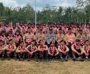 HUT PRAMUKA KE-65, KWARRAN CIKATOMAS TEGUHKAN KOMITMEN DUKUNG SWASEMBADA PANGAN MENUJU INDONESIA EMAS 2045
Tasikmalya _14 Agustus 2026
Gerakan Pramuka Jadi Garda Terdepan Pembinaan Karakter dan Kepedulian Pangan_
Cikatomas, 14 Agustus 2026_
Kwartir Ranting Gerakan Pramuka Cikatomas memperingati HUT Gerakan Pramuka ke-65 dengan penuh semangat. Di bawah kepemimpinan Kak Indrawan, S.Pd. selaku Ketua Kwarran Cikatomas, jajaran pembina dan anggota Pramuka se-Kwarran Cikatomas menggelorakan tema nasional tahun ini.
Mengusung tema Memantapkan Langkah Organisasi Mendukung Swasembada Pangan Menuju Indonesia Emas 2045 , Kwarran Cikatomas mengajak seluruh anggota Pramuka untuk berperan aktif tidak hanya dalam pembinaan karakter, tetapi juga dalam kepedulian terhadap ketahanan pangan.
Melalui berbagai kegiatan kepramukaan di gugus depan, Pramuka Cikatomas didorong untuk cinta tanah, cinta bertani, dan cinta produk lokal. Nilai-nilai Dasa Dharma Pramuka menjadi landasan untuk membentuk generasi muda yang disiplin, mandiri, dan peduli lingkungan.
Di usia ke-65 ini Pramuka harus semakin relevan dengan kebutuhan bangsa. Melalui tema swasembada pangan kami ingin anggota Pramuka Cikatomas menjadi pelopor di masyarakat menanamkan semangat gotong royong dan kemandirian sejak dini," ujar Kak Indrawan,S.Pd.
Dengan semboyan Satyaku Kudarmakan Darmaku Kubaktikan Kwarran Cikatomas berkomitmen untuk terus memantapkan langkah organisasi dan mencetak generasi muda yang siap menyongsong Indonesia Emas 2045